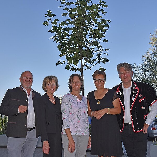 
									Die Gemeinde Wauwil brachte als Geschenk einen Ahorn-Baum. Von links: Daniel Keusch (GR Wauwil), Annelies Gassmann (Gemeindepräsidentin Wauwil), Esther Zeilinger, Priska Häfliger und Urs Niffeler.  Bild: Foto Thomas Stillhart
								