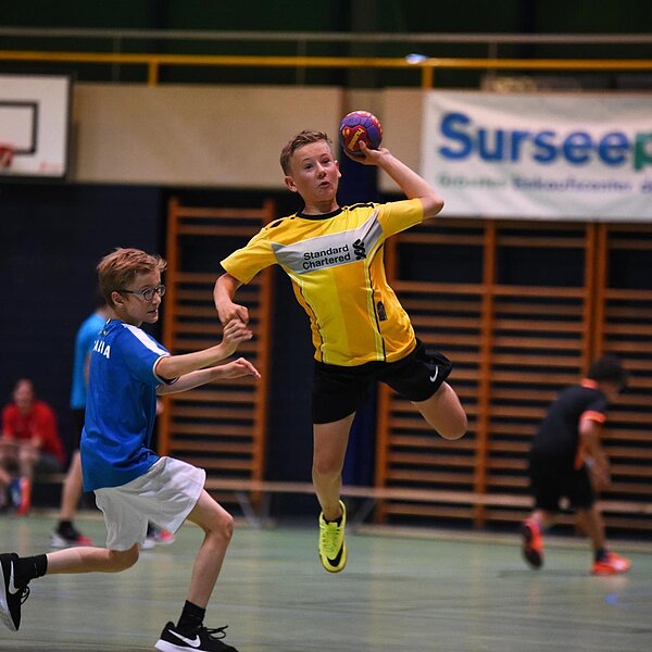 
									Am 33. Schüler-Handballturnier des BSV Sursee gingen 28 Teams auf Torejagd. Bild: Foto Manuel Arnold
								
