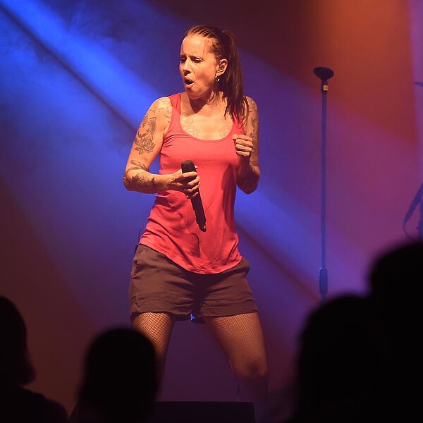
									Mit dabei war auch die Sängerin und ehemalige Lehrerin Nicole Kammermann mit der Band Redwood. Bild: Foto Thomas Stillhart
								