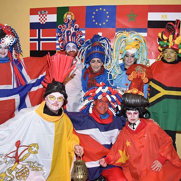 
									Heiniball mit Heinivater «Wisu» Amrein in der «Braui» mit der Joe Beaujolais Band und dem Motto «Us aller Welt».  Bild: Foto Thomas Stillhart
								