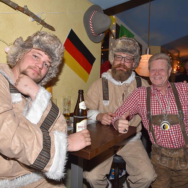 
									Heiniball mit Heinivater «Wisu» Amrein in der «Braui» mit der Joe Beaujolais Band und dem Motto «Us aller Welt».  Bild: Foto Thomas Stillhart
								