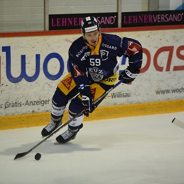 
									Dario Simion am Puck.  Bild: Foto Thomas Stillhart
								