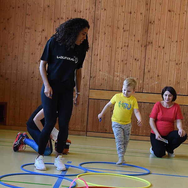 
									Die schnellste Frau der Schweiz, Mujinga Kambundji, besuchte in Büron «Miteinander Turnen» MiTu mit Leiterin Astrid Müller und drei- bis fünfjährigen Kindern.  Bild: Foto Thomas Stillhart
								