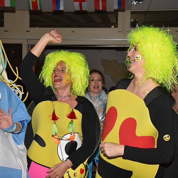 
									Heiniball mit Heinivater «Wisu» Amrein in der «Braui» mit der Joe Beaujolais Band und dem Motto «Us aller Welt».  Bild: Foto Thomas Stillhart
								