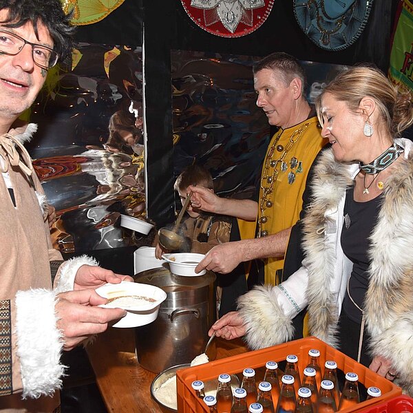 
									Heiniball mit Heinivater «Wisu» Amrein in der «Braui» mit der Joe Beaujolais Band und dem Motto «Us aller Welt».  Bild: Foto Thomas Stillhart
								