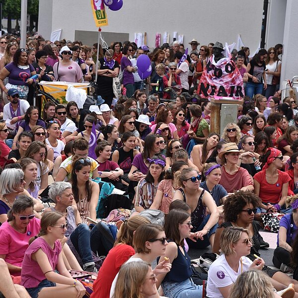 
									Am Theaterplatz in Luzern versammelten sich die Frauen zu Tausenden.  Bild: Foto sti
								