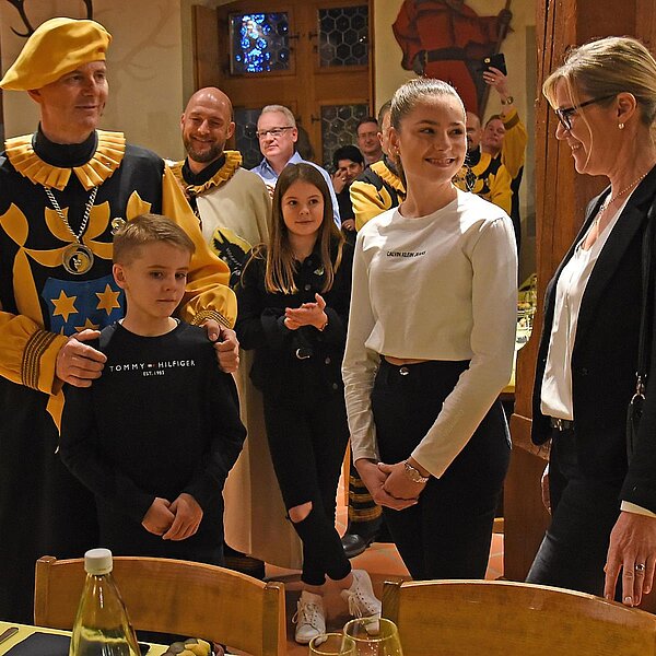 
									Die Heinifamilie nimmt Platz im Rathaus.  Bild: Foto Thomas Stillhart
								