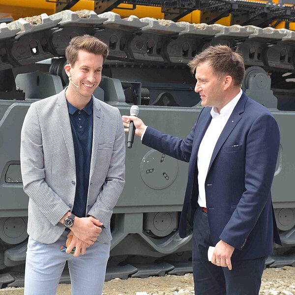 
									Simon Schürch tauft den A-Rex: Bild 16
								