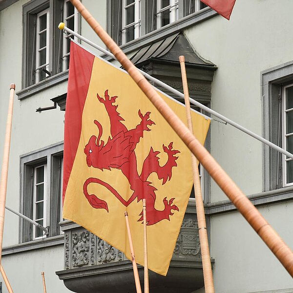 
									Schweizer Tradition vor dem Wappen Sempachs. Bild: Foto Franziska Kaufmann
								
