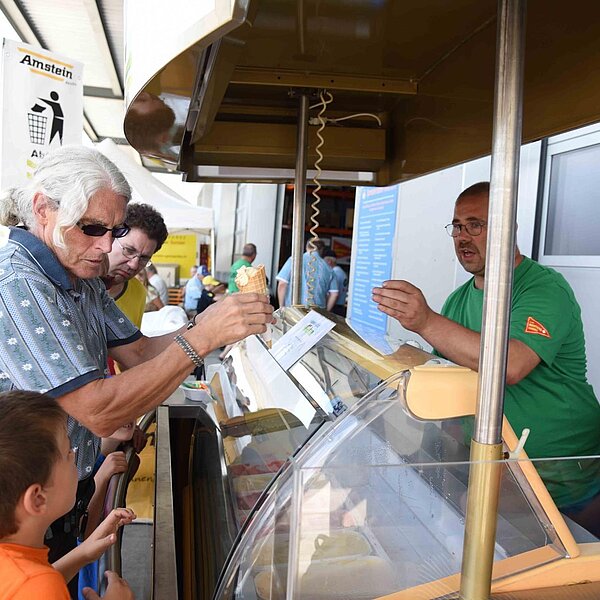 
									Ob Postauto, Feuerwehrfahrzeug oder Lastwagen. Rund 2000 Besucher schauten 300 verschiedene Saurer-Fahrzeuge im Campus Sursee an.  Bild: Foto Thomas Stillhart
								