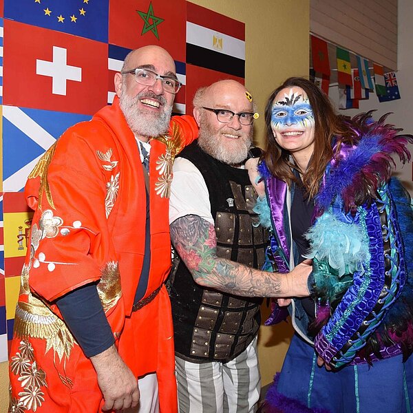 
									Heiniball mit Heinivater «Wisu» Amrein in der «Braui» mit der Joe Beaujolais Band und dem Motto «Us aller Welt».  Bild: Foto Thomas Stillhart
								