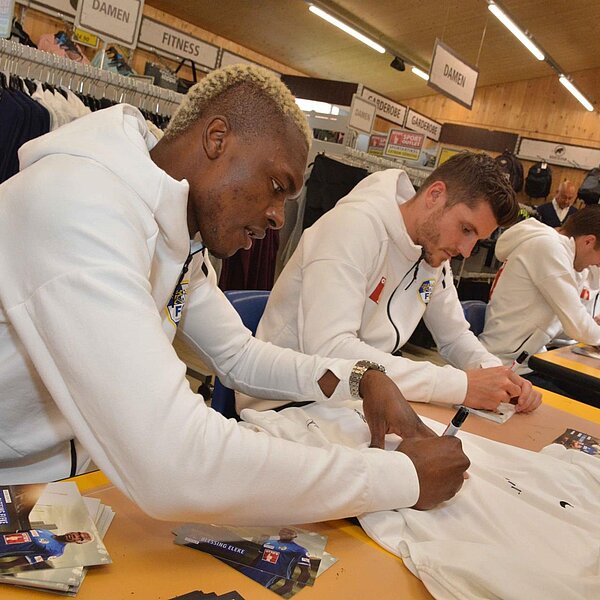 
									FCL-Autogrammstunden bei Otto's 2019 (1): Bild 9
								