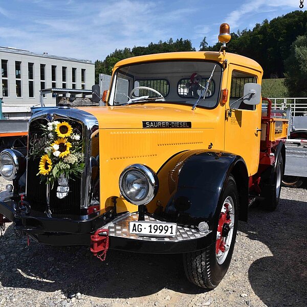 
									Ob Postauto, Feuerwehrfahrzeug oder Lastwagen. Rund 2000 Besucher schauten 300 verschiedene Saurer-Fahrzeuge im Campus Sursee an.  Bild: Foto Thomas Stillhart
								