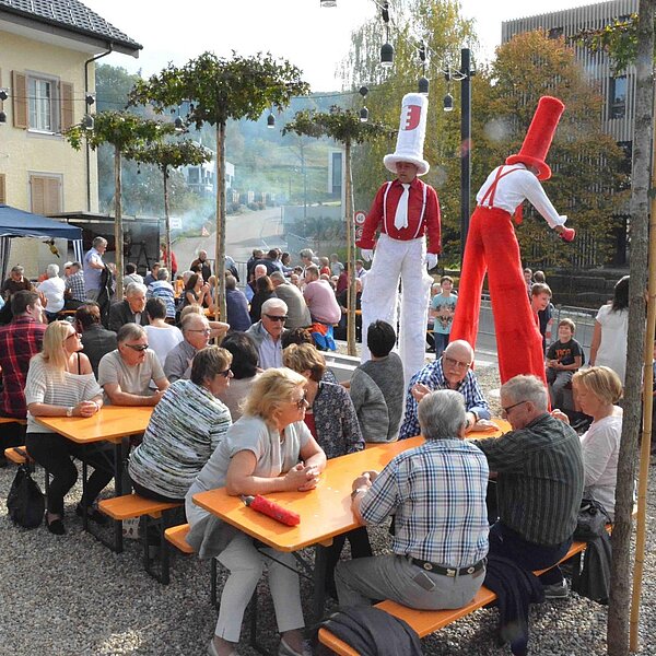 
									Einweihung Dorfplatz Schenkon: Bild 3
								