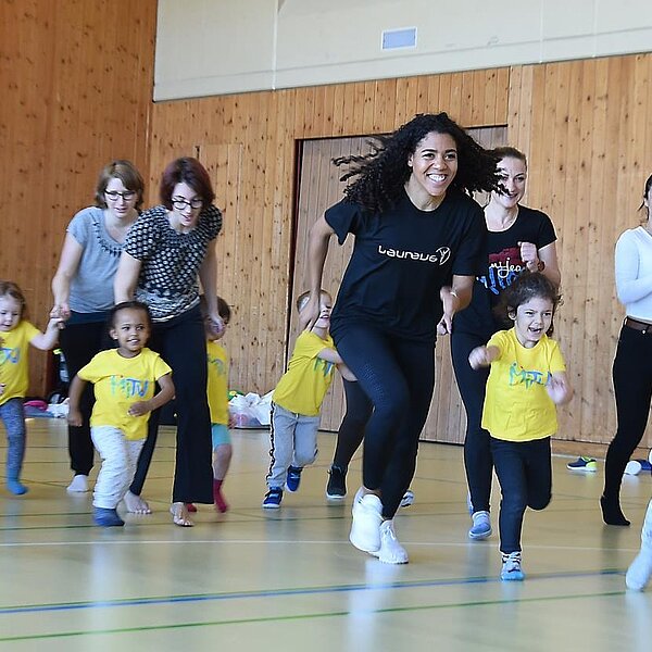 
									Die schnellste Frau der Schweiz, Mujinga Kambundji, besuchte in Büron «Miteinander Turnen» MiTu mit Leiterin Astrid Müller und drei- bis fünfjährigen Kindern.  Bild: Foto Thomas Stillhart
								