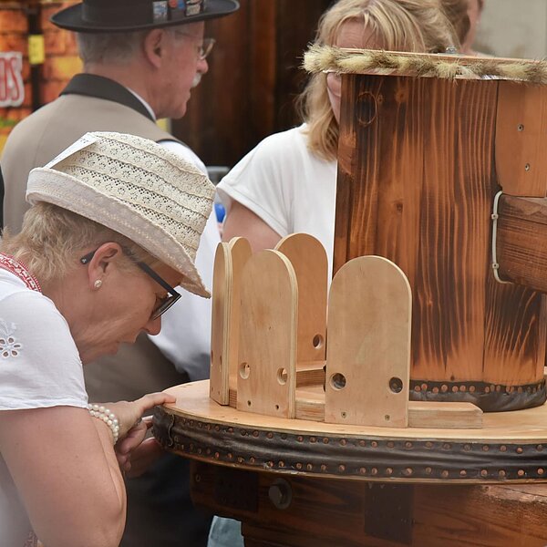 
									Die grösste Schnupfmaschine wurde allem voran bestaunt und in manchen Fällen auch benutzt. Bild: Foto Franziska Kaufmann
								