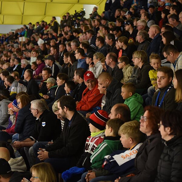 
									1115 Zuschauer verfolgten das Spiel in der Eishalle Sursee.  Bild: Foto Thomas Stillhart
								