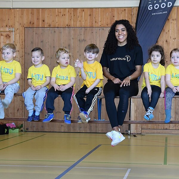 
									Die schnellste Frau der Schweiz, Mujinga Kambundji, besuchte in Büron «Miteinander Turnen» MiTu mit Leiterin Astrid Müller und drei- bis fünfjährigen Kindern.  Bild: Foto Thomas Stillhart
								