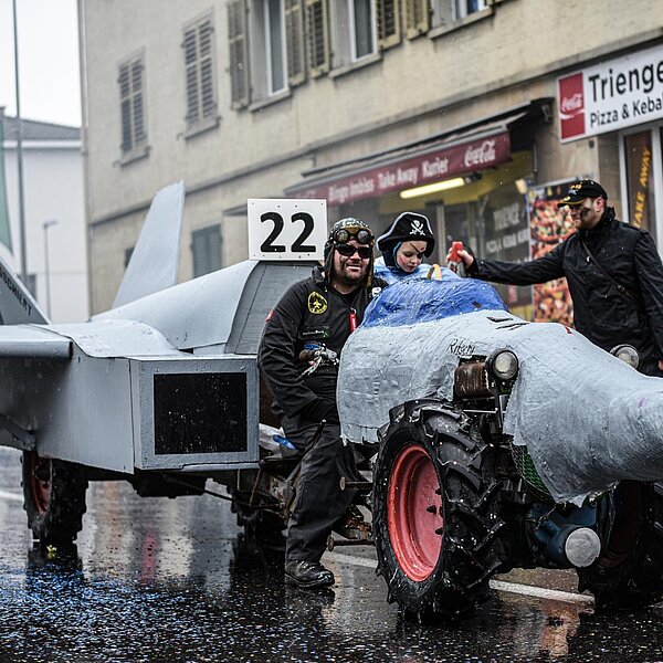 
									Die Fasnachtsgruppe Usrangiert präsentierte den lädierten FA18. Bild: Foto Manuel Arnold
								