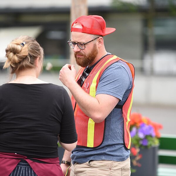 
									Der grüne Neo-Kantonsrat Fabrizio Misticoni im «gilet rouge». Bild: Foto Manuel Arnold
								