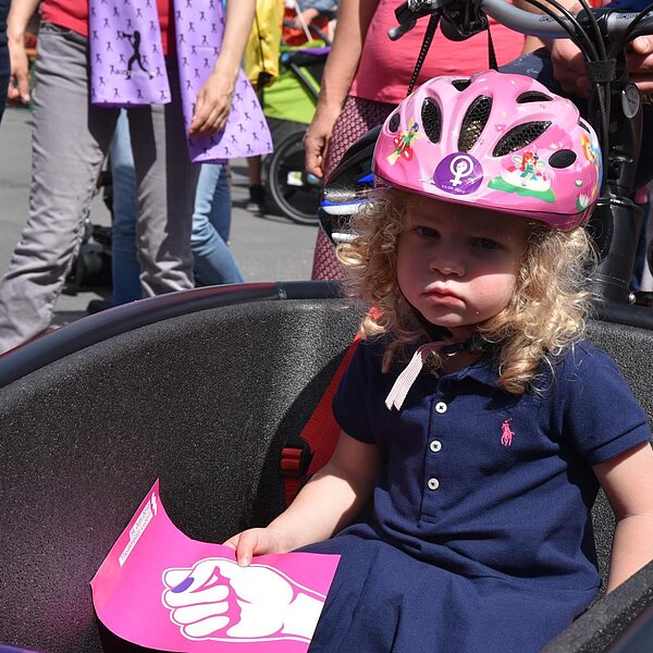 
									Keine zu klein, am Frauenstreik teilzunehmen.  Bild: Foto sti
								