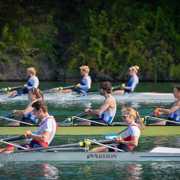 
									Volle Konzentration der Doppelvierer-Athletinnen und -Athleten in Sursee. Bild: Foto zVg
								