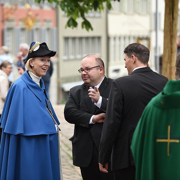 
									Regierungsrat Armin Hartmann (Mitte) mit Anita Imfeld, Standesweibelin, und OK-Präsident Raphael Kottmann. (Foto Nicolas Arnold)
								