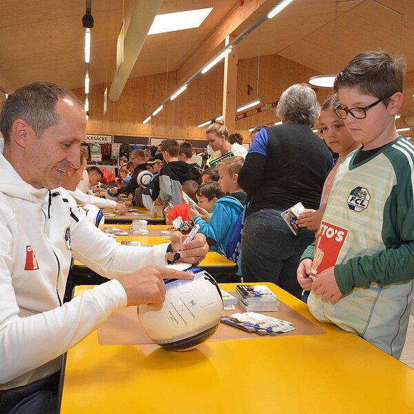 
									FCL-Autogrammstunden bei Otto's 2019 (1): Bild 7
								