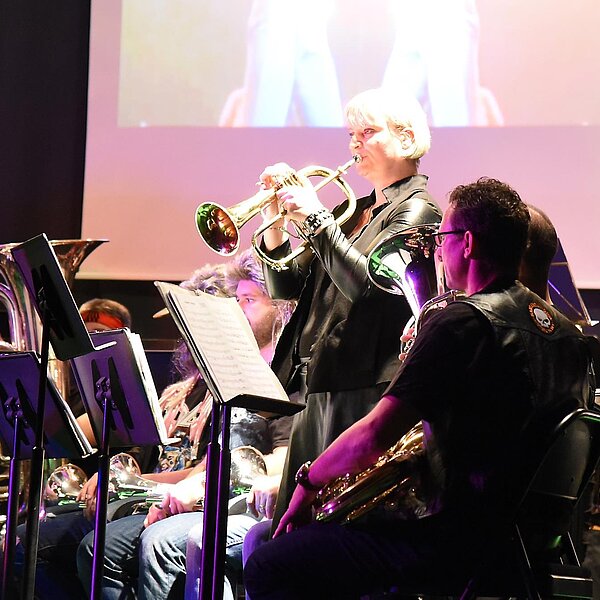 
									Andrea Weibel am Flügelhorn in «Stairway to heaven» von Led Zeppelin arrangiert von Jack McKenzie.  Bild: Foto Thomas Stillhart
								