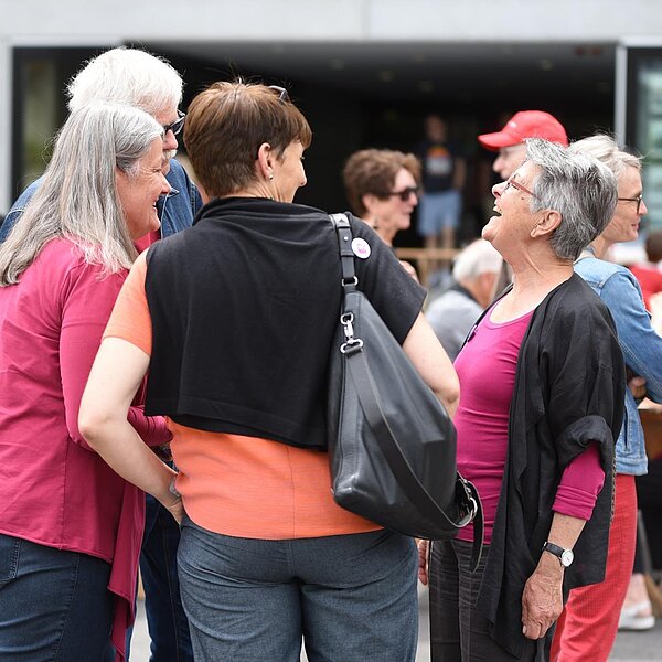 
									Silvia Stocker (rechts) amüsierte sich mit SP-Kantonsrätin Yvonne Zemp (in orange). Bild: Foto Manuel Arnold
								