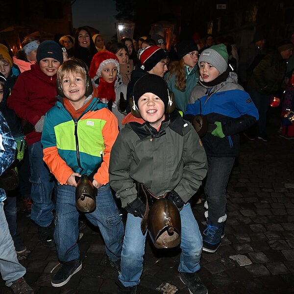
									Laut schellten die Treicheln der Schulkinder von Sursee. Bild: Foto Werner Mathis
								