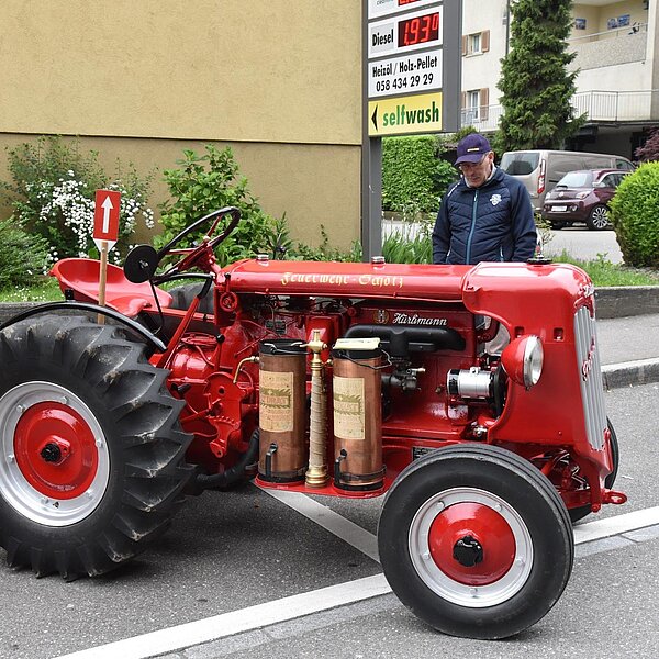 
									Historische Raritäten an der Oldtimer-Ausstellung: Ein Feuerwehr-Traktor der Feuerwehr Schötz. Bild: Foto Céline Estermann-Erni
								