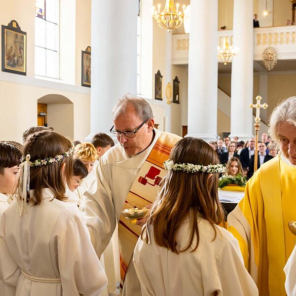 
									Die Kinder in Knutwil erhalten das Sakrament der Kommunion. Bild: Foto Julia Habermacher
								