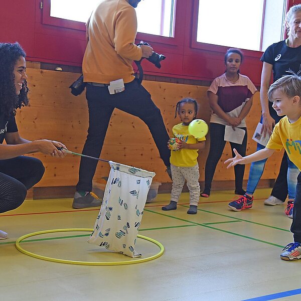 
									Die schnellste Frau der Schweiz, Mujinga Kambundji, besuchte in Büron «Miteinander Turnen» MiTu mit Leiterin Astrid Müller und drei- bis fünfjährigen Kindern.  Bild: Foto Thomas Stillhart
								