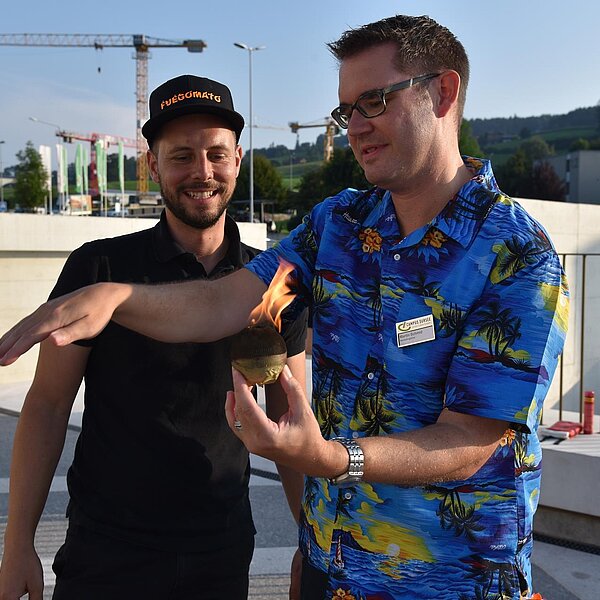
									Martin Schmid spielte mit dem Feuer. Bild: Foto Thomas Stillhart
								