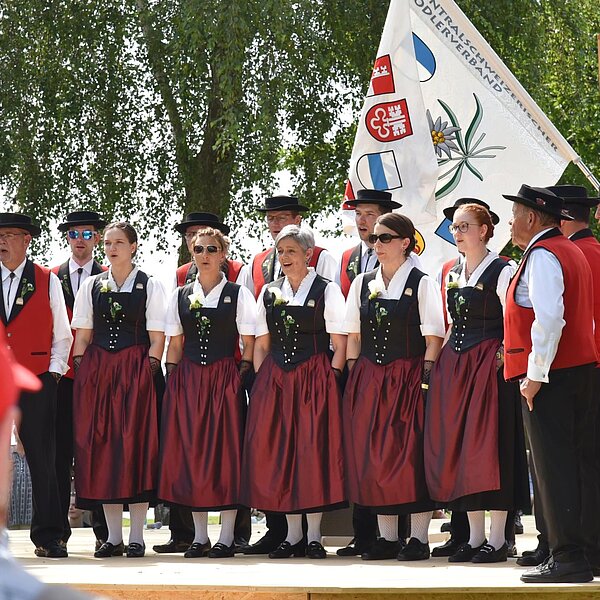 
									Zur Eröffnung sang der Jodelclub Sempach das Festlied «Bi üs am See». Bild: Foto Franziska Kaufmann
								