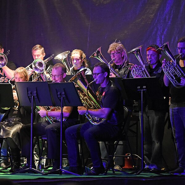 
									«Heavy Brass» hiess das Motto der Musikgesellschaft Knutwil am Jahreskonzert und entsprechend kleideten sich die Musikanten.  Bild: Foto Thomas Stillhart
								