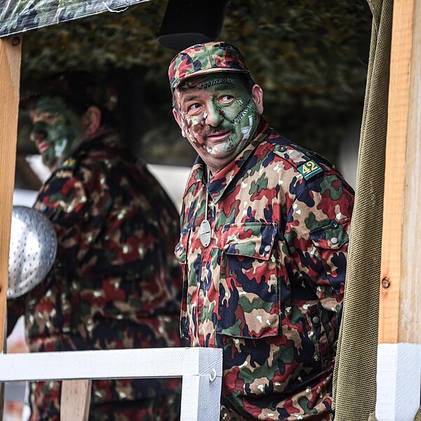 
									Schwyzer-Armee in (Scheiss)-Not von der St. Niklausgesellschaft Uffikon. Bild: Foto Manuel Arnold
								