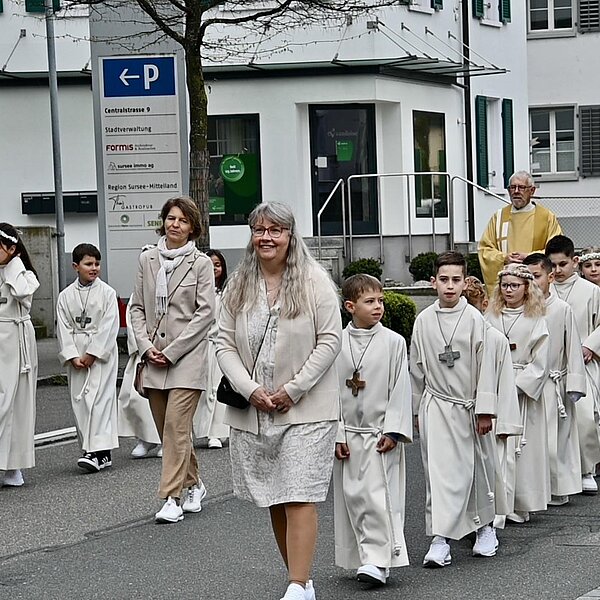 
									Insgesamt 59 Mädchen und Buben aus Schenkon, Sursee und Mauensee zogen am Samstag und Sonntag in die Pfarrkirche Sursee zur Feier der ersten Kommunion ein. Bild: Foto Werner Mathis
								