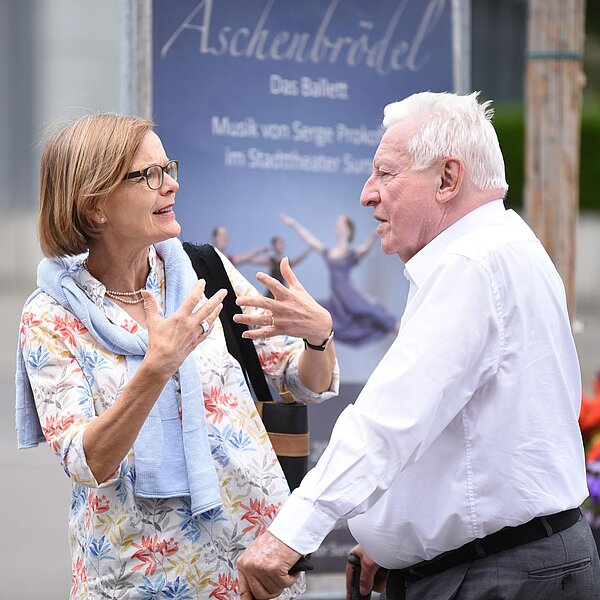 
									Städträtin Heidi Schilliger im Gespräch mit Kaplan Gerold Beck. Bild: Foto Manuel Arnold
								