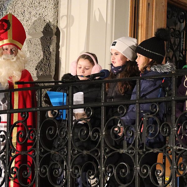 
									Die schönen Versli und Sprüche haben den Samichlaus unter seinem weissen Rauschebart erröten lassen. (Samichlauseinzug Triengen) Bild: Foto Peter Weingartner
								