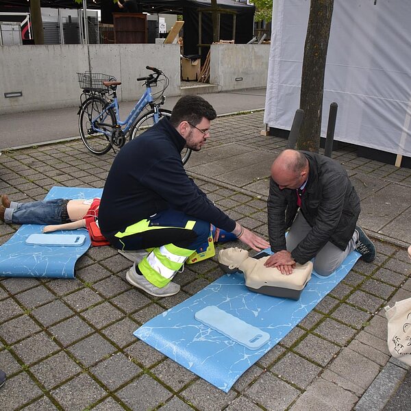 
									Ah, ah, ah, ah, staying alive – ein Besucher übt eine Herzdruckmassage unter fachkundiger Anleitung. Bild: Foto Céline Estermann-Erni
								