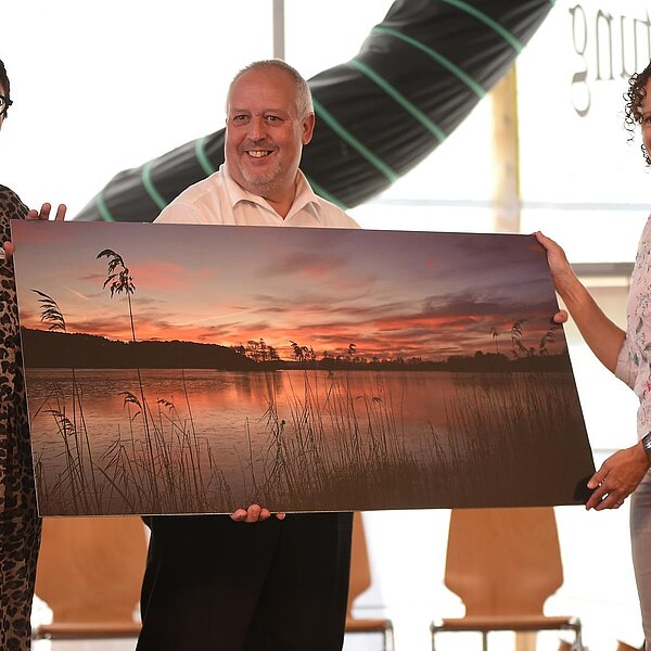 
									Am Samstag, 21. September 2019, feierte Mauensee 200 Jahre. «Knutwil» mit Gemeindepräsidentin Priska Galliker und Gemeinderat Peter Boog überreichte als Geschenk ein Foto des Mauensee geschossen von Heidi Jost.  Bild: Foto Thomas Stillhart
								