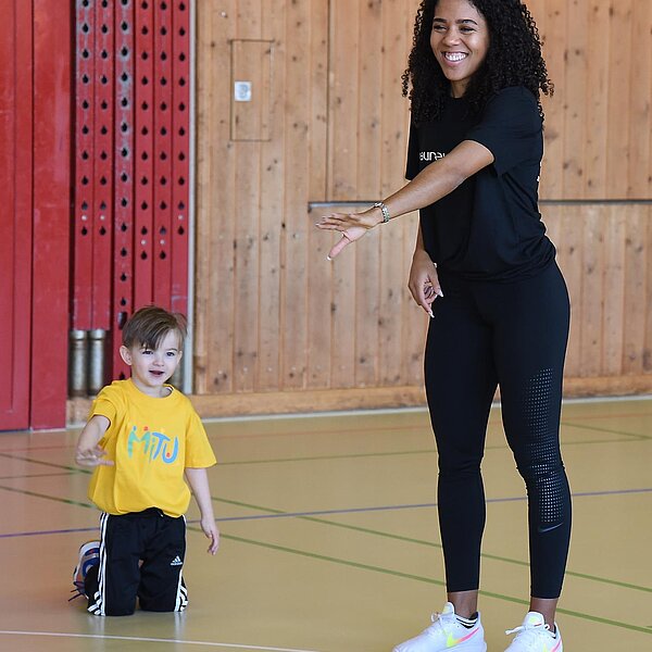 
									Die schnellste Frau der Schweiz, Mujinga Kambundji, besuchte in Büron «Miteinander Turnen» MiTu mit Leiterin Astrid Müller und drei- bis fünfjährigen Kindern.  Bild: Foto Thomas Stillhart
								