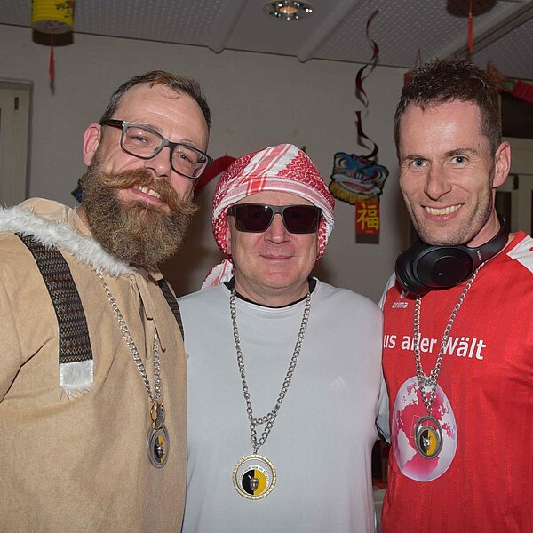 
									Heiniball mit Heinivater «Wisu» Amrein in der «Braui» mit der Joe Beaujolais Band und dem Motto «Us aller Welt».  Bild: Foto Thomas Stillhart
								