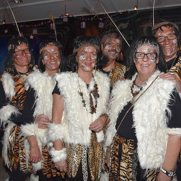
									Heiniball mit Heinivater «Wisu» Amrein in der «Braui» mit der Joe Beaujolais Band und dem Motto «Us aller Welt».  Bild: Foto Thomas Stillhart
								