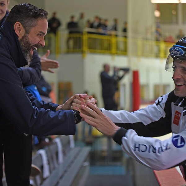 
									Vor dem Spiel waren Josh Holden (links) und der Schiri glücklich.  Bild: Foto Thomas Stillhart
								