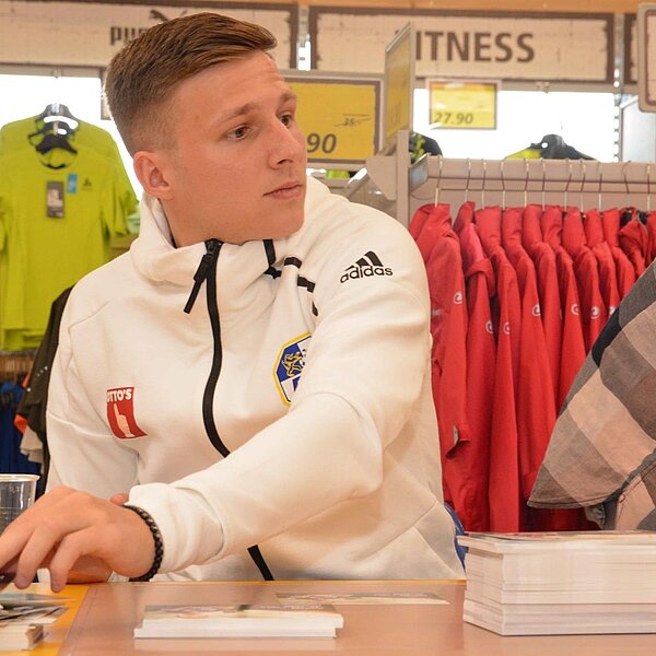 
									FCL-Autogrammstunden bei Otto's 2019 (1): Bild 15
								