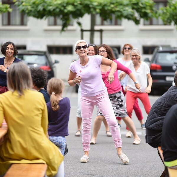 
									Ein «spontaner» Flashmob während des FrauenstreiCHs. Bild: Foto Manuel Arnold
								