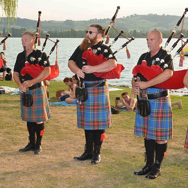 
									Happy-Pipers in der Badi Schenkon: Bild 1
								